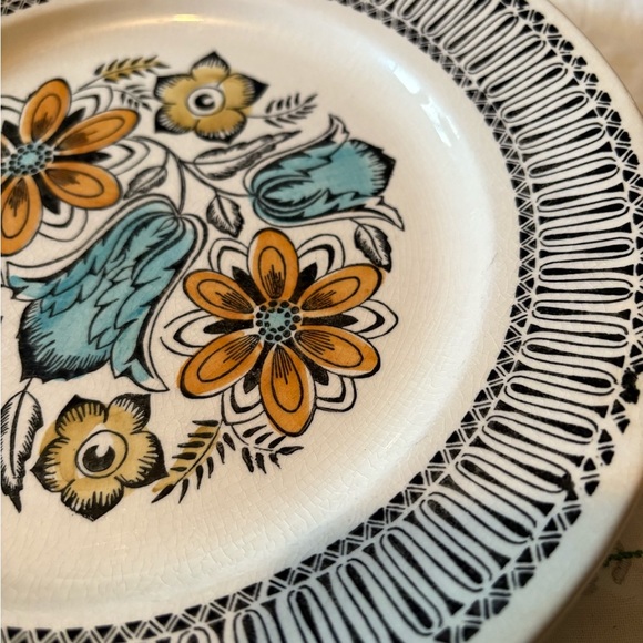 Vintage Floral Patterned Dinner Plates - Picture 5 of 6